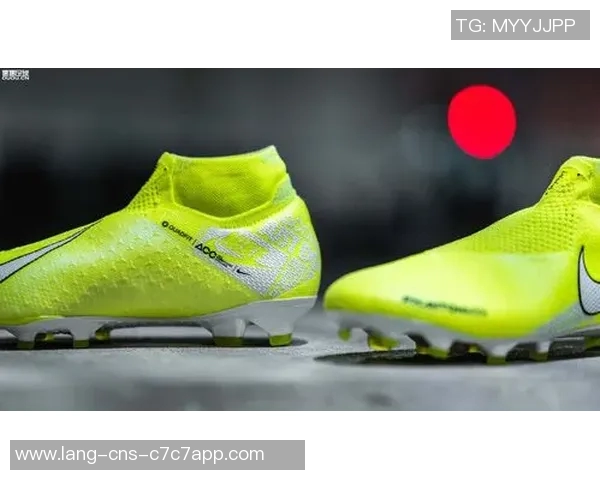 探索最宽足球鞋的舒适性与性能提升助你在赛场上大放异彩